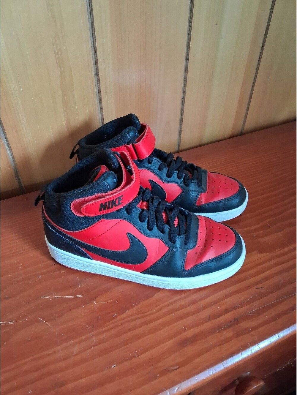 Nike Sneaker Youth Size 6.5Y Red Black